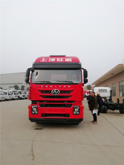 上汽紅巖29.7方前四后八鋁合金運油車，20噸運油車