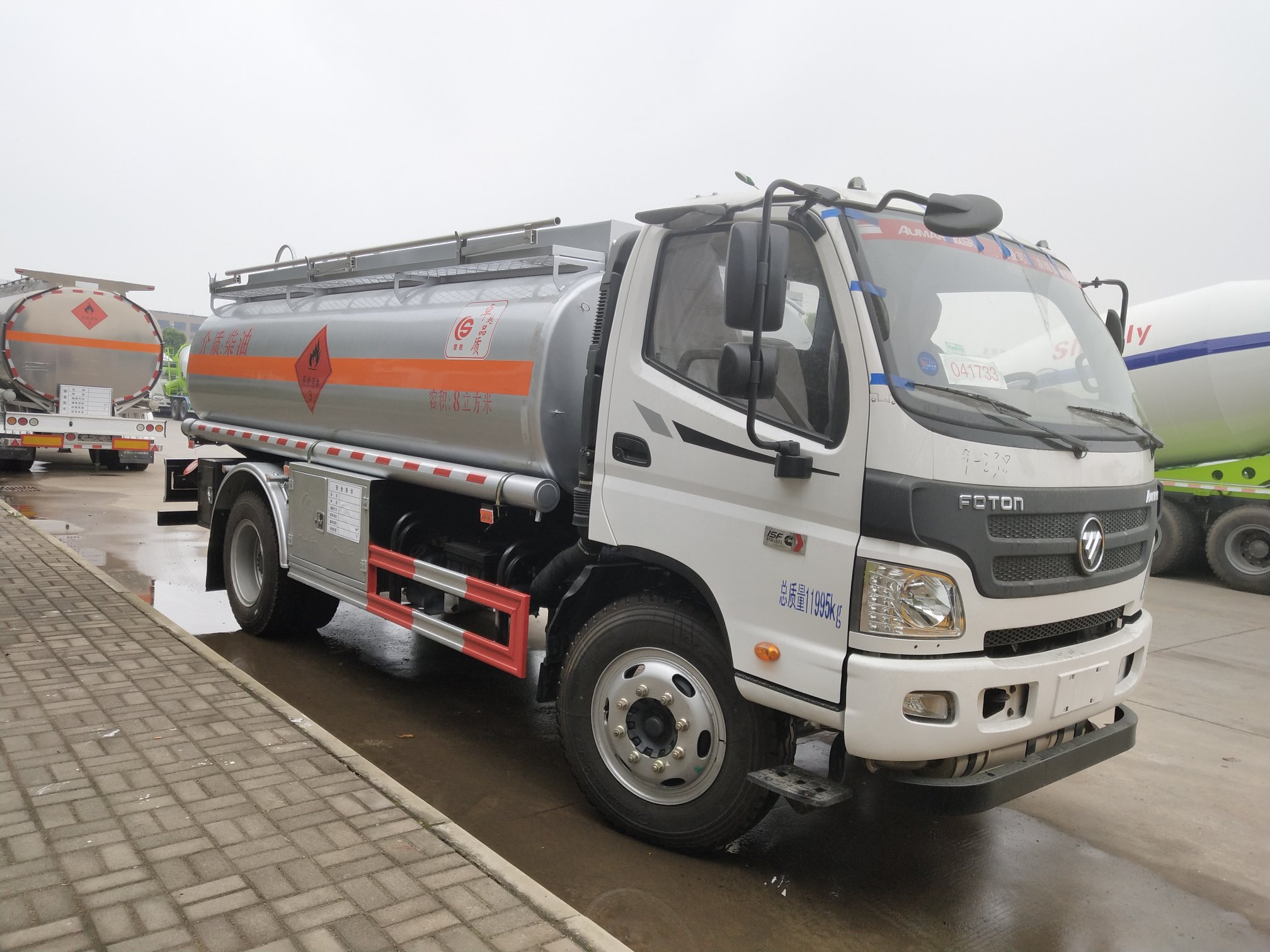 福田歐馬可8方加油車，8噸油罐車康明斯發(fā)動機(jī)